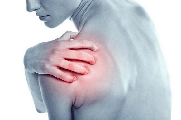 Il dolore doloroso alla spalla è un sintomo di artrosi dell'articolazione della spalla